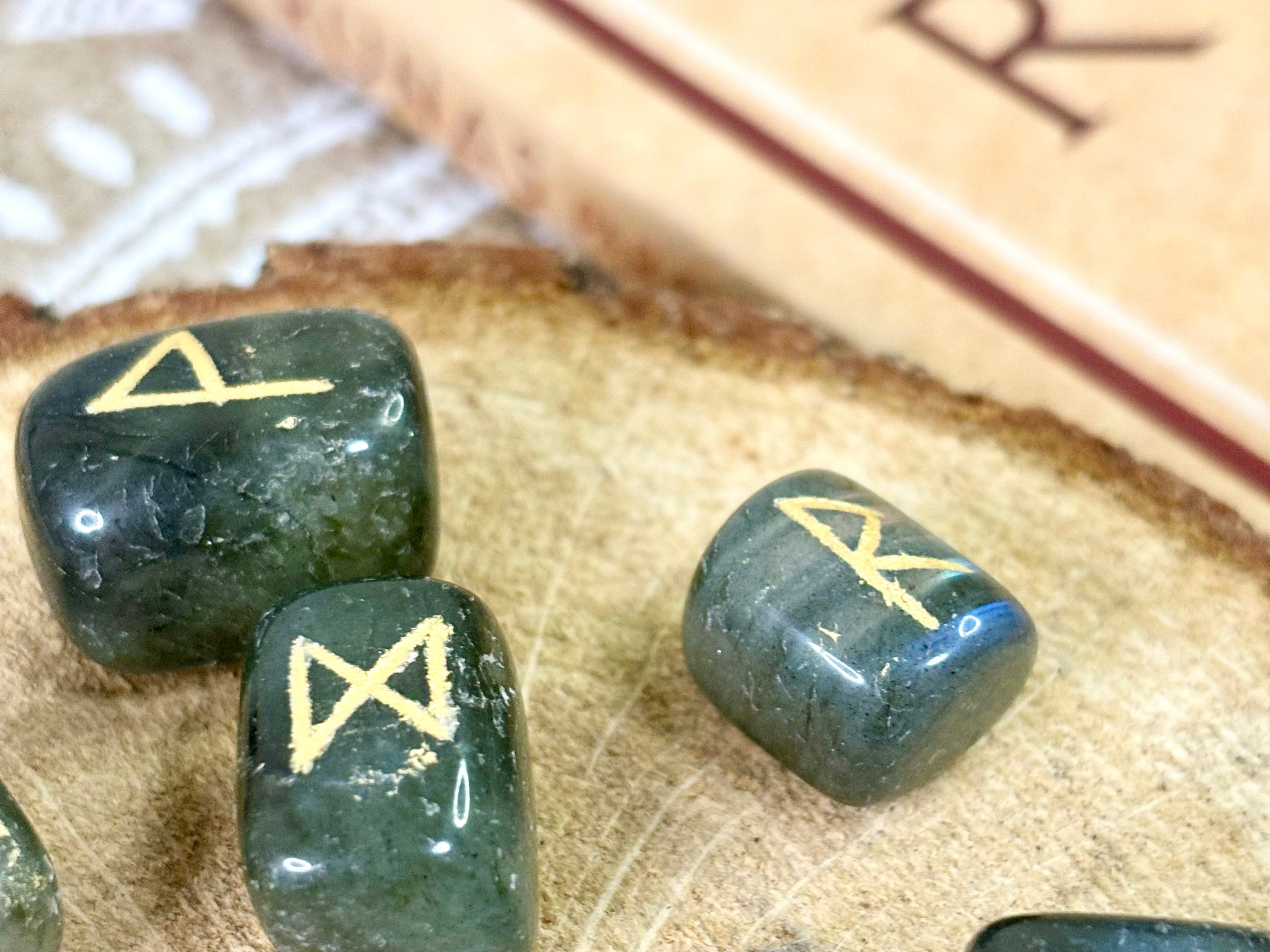 Las Runas: Un Alfabeto Sagrado y un Oráculo Ancestral