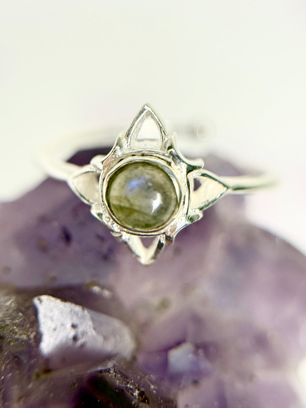 Anillo ajustable Nudo de Bruja en Plata de Ley con Labradorita