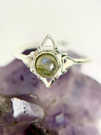 Anillo ajustable Nudo de Bruja en Plata de Ley con Labradorita