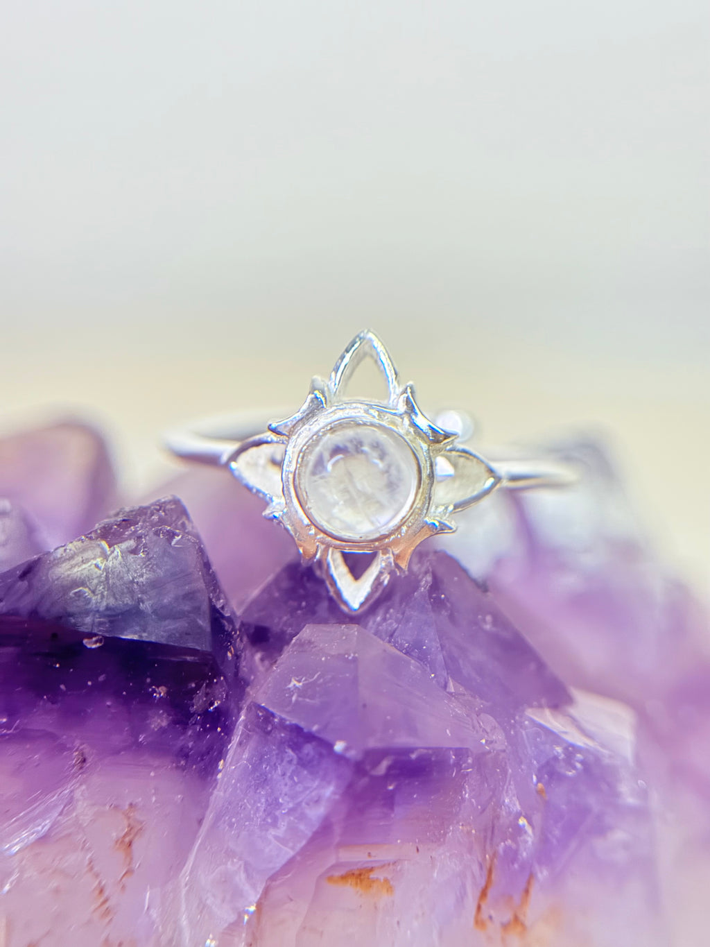 Anillo ajustable Nudo de Bruja en Plata de Ley con Piedra Luna