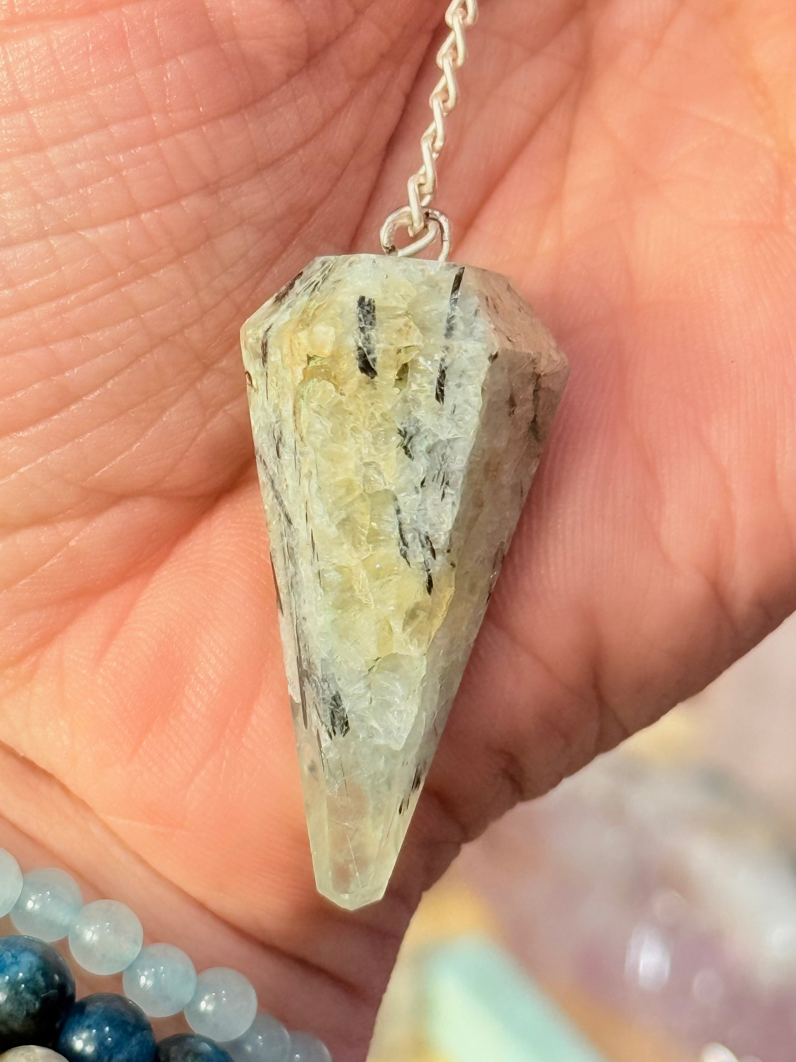 Péndulo facetado Prehnita | El Vínculo con la Sanación Interior