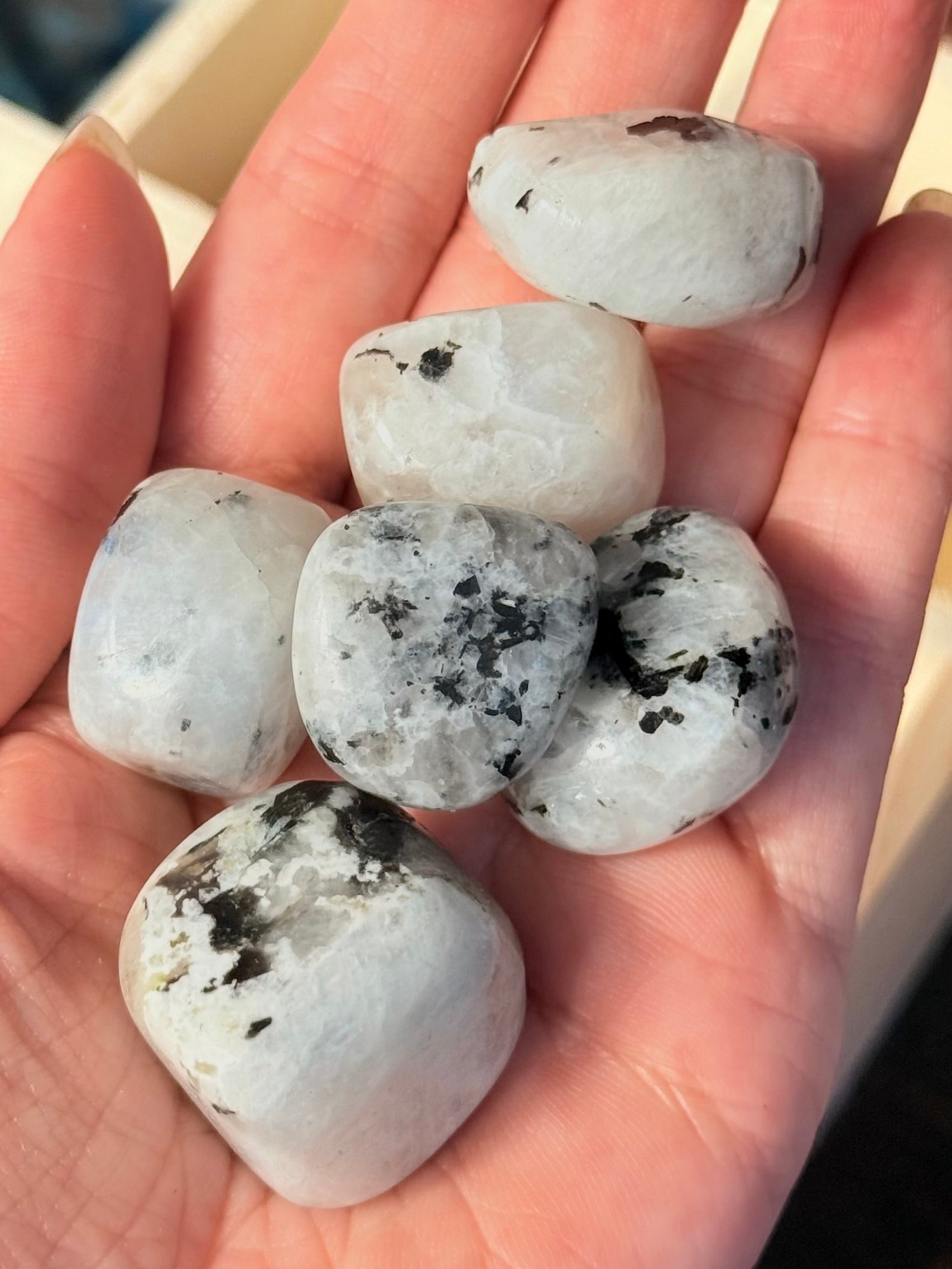 Cantos rodados Piedra Luna Arcoíris Turmalinada | Conexión Espiritual y Protección