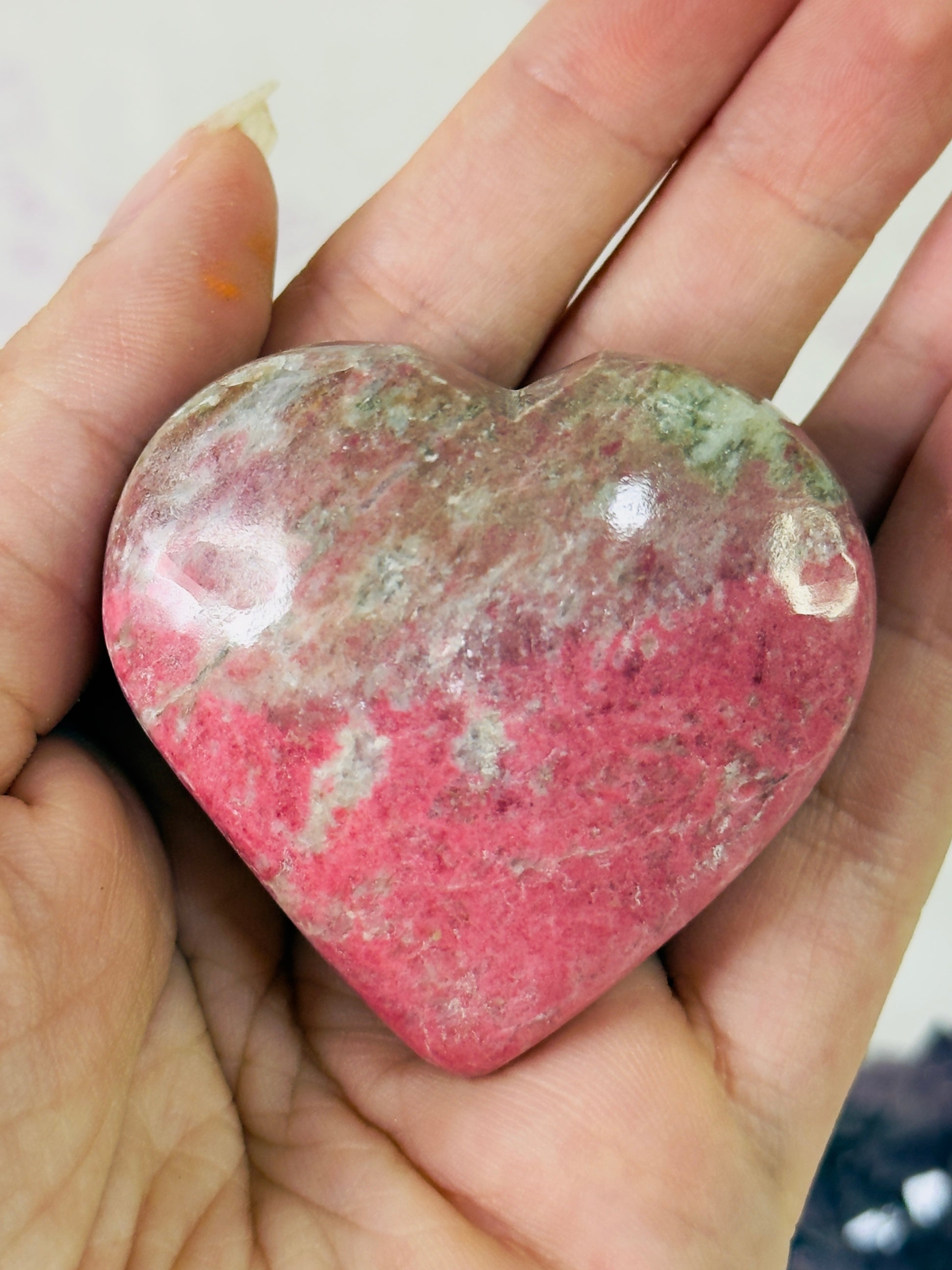 Zoisita Rosa pulida con forma de Corazón | Pieza única | Amor y Equilibrio Emocional