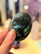 Palmstone de Labradorita calidad Extra | Intuición, transformación y protección áurica