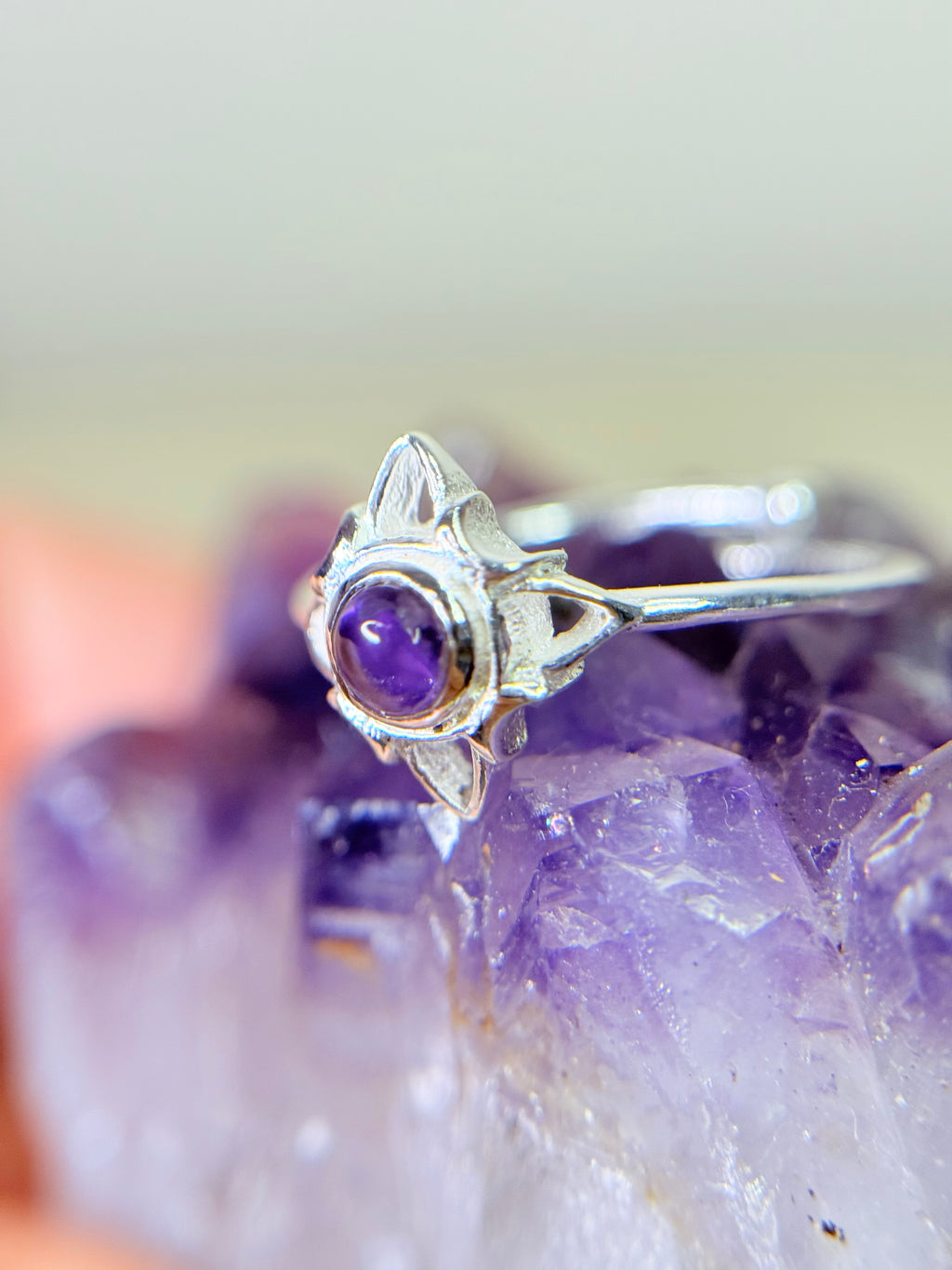 Anillo ajustable Nudo de Bruja en Plata de Ley con Amatista