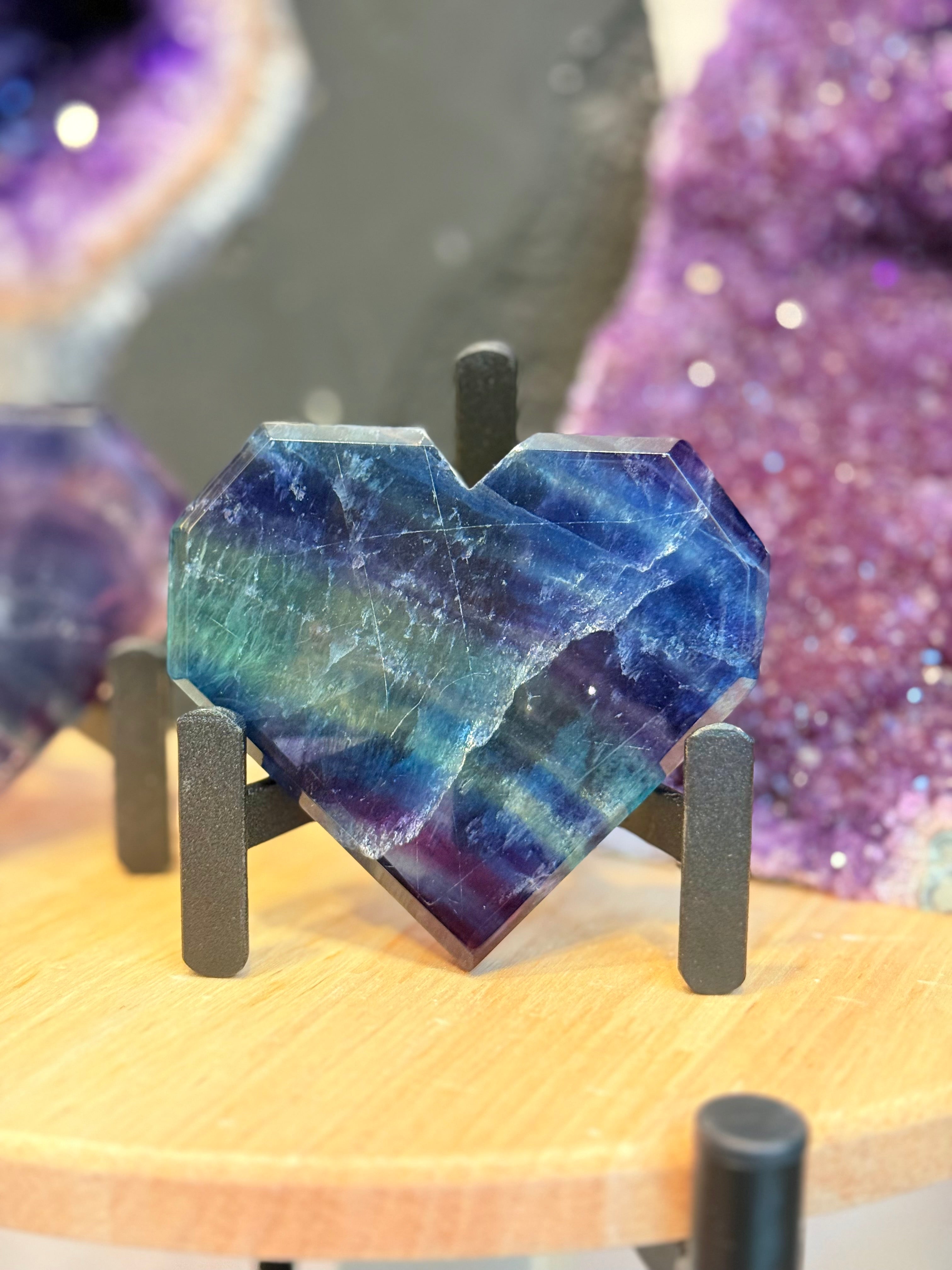 Corazón de Fluorita Arcoíris con Base de Hierro | Claridad y Equilibrio