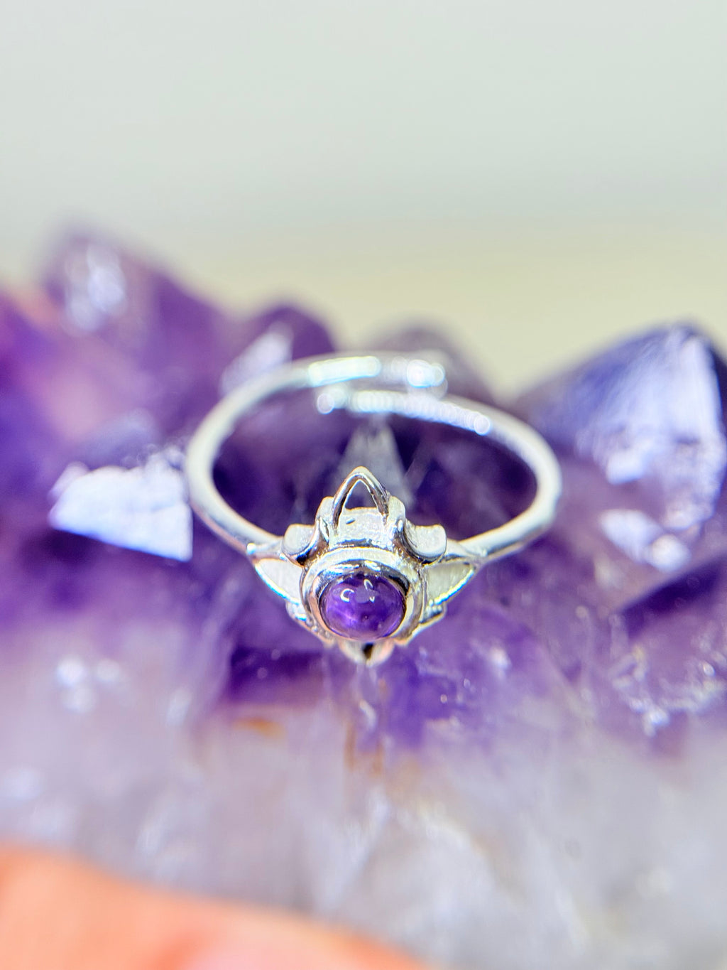 Anillo ajustable Nudo de Bruja en Plata de Ley con Amatista