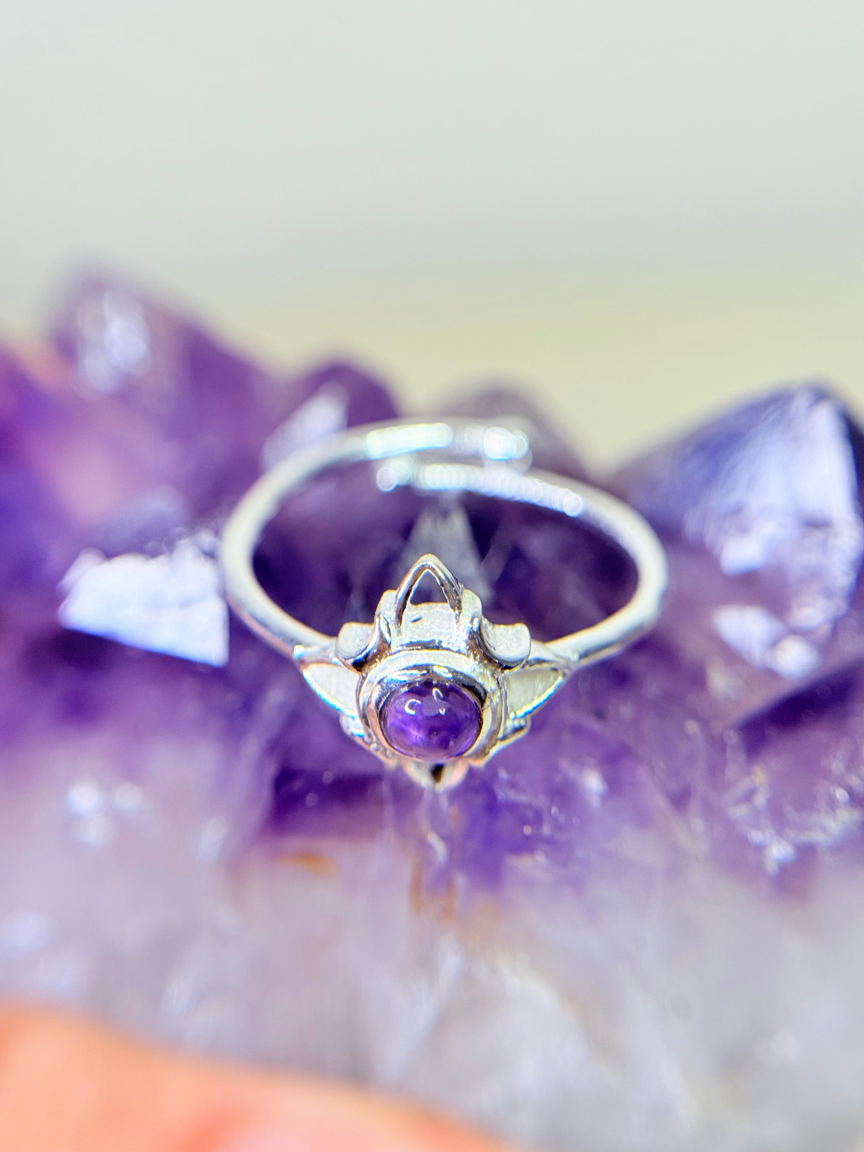 Anillo ajustable Nudo de Bruja en Plata de Ley con Amatista