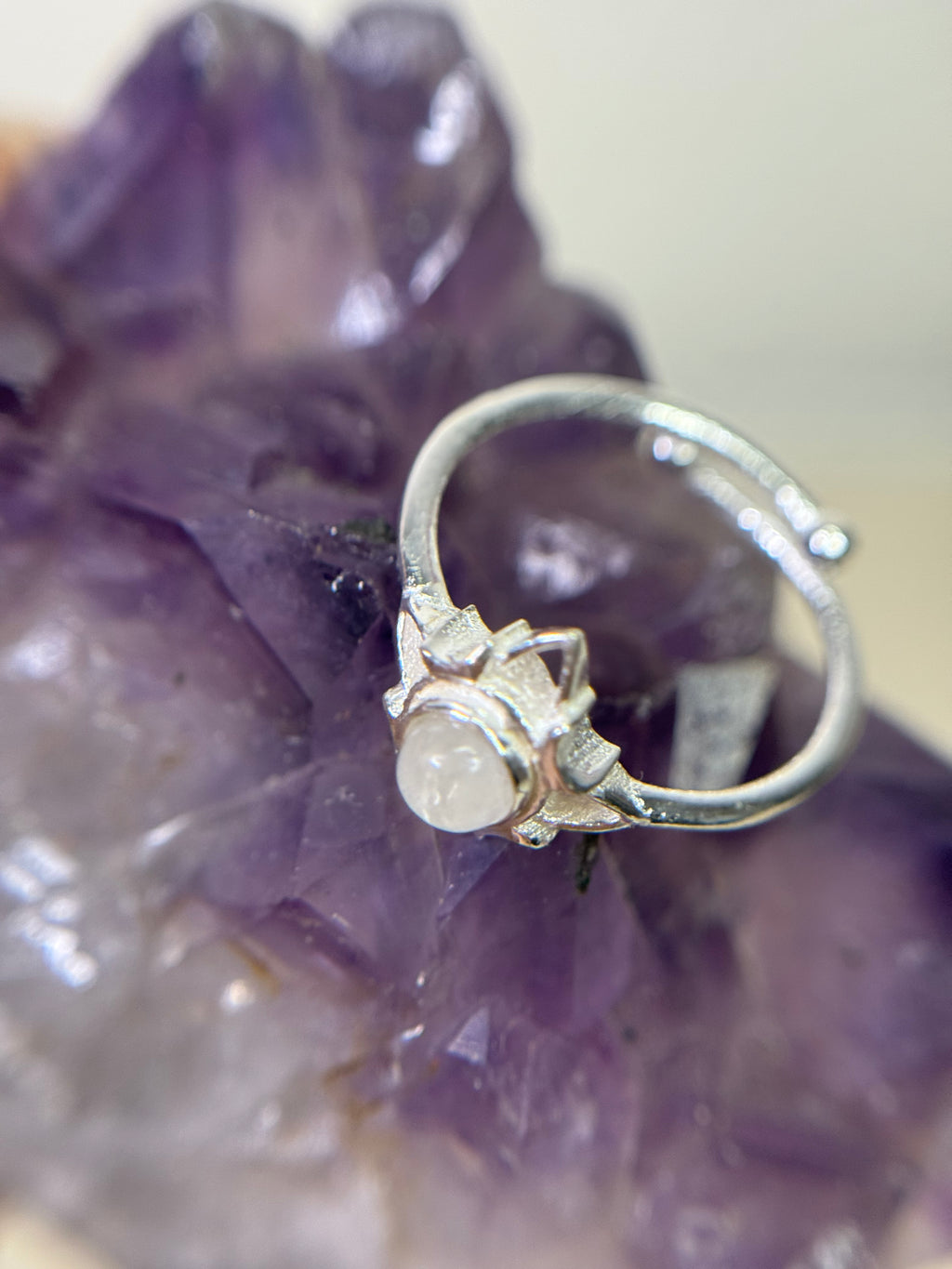 Anillo ajustable Nudo de Bruja en Plata de Ley con Piedra Luna