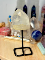 Punta de Cuarzo Cristal Semipulido con Peana | Claridad y Energía Maestra | Pieza Única