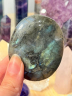 Palmstone de Labradorita calidad Extra | Intuición, transformación y protección áurica