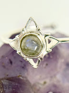 Anillo ajustable Nudo de Bruja en Plata de Ley con Labradorita