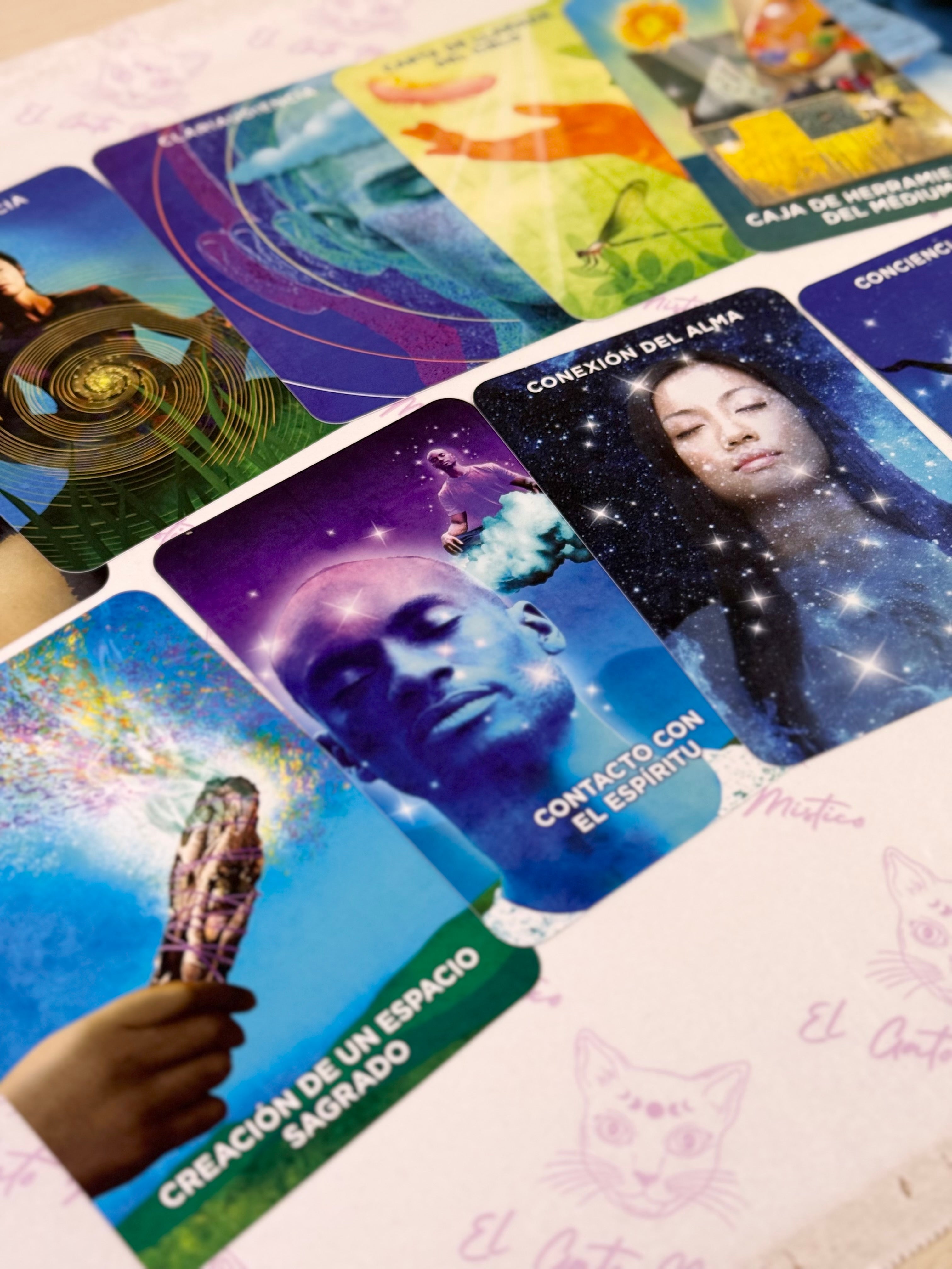Oráculo de los Médiums | 50 cartas para desarrollar tu conexión con el más allá