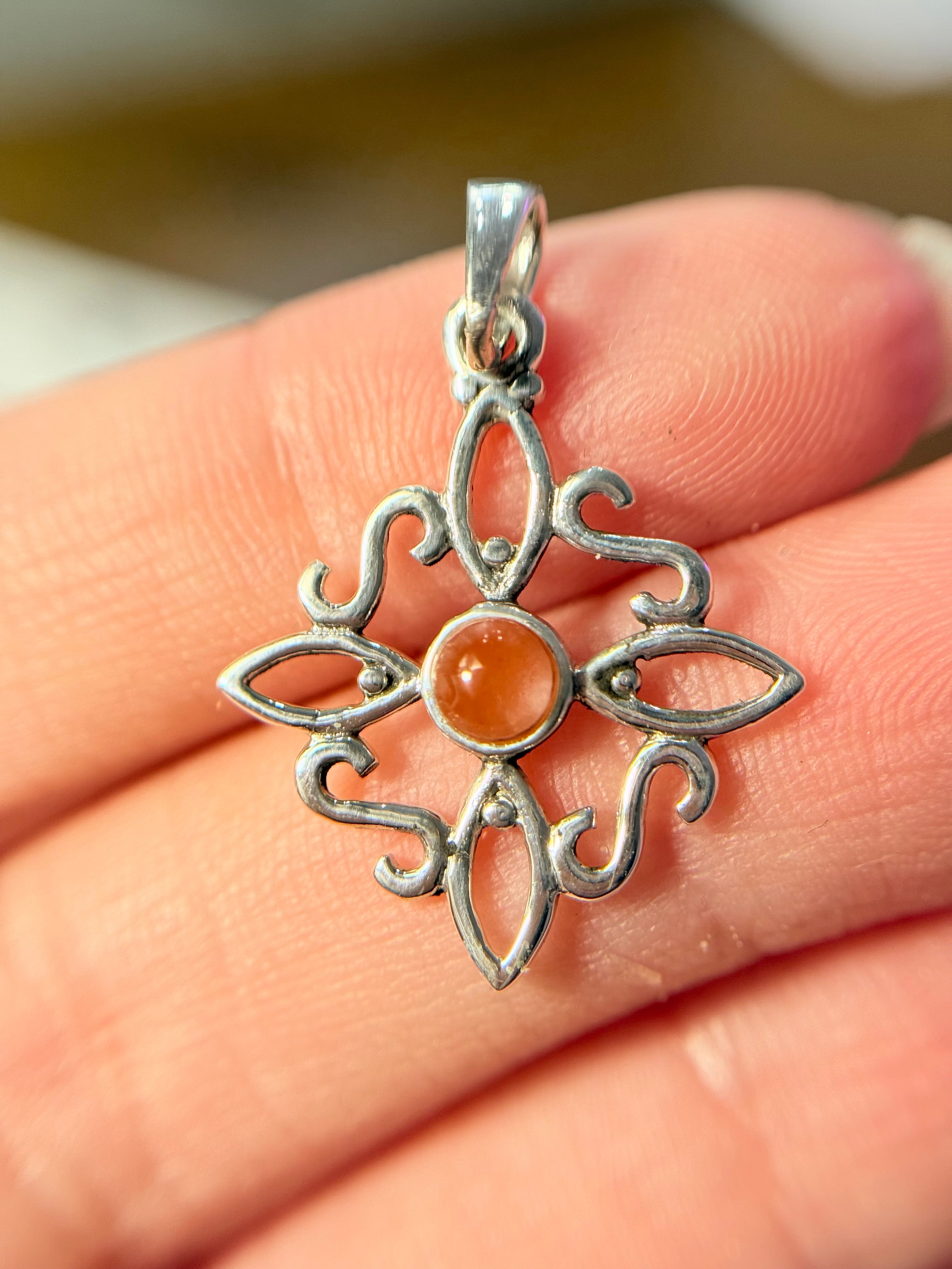 Colgante Nudo de Bruja en Plata y Cornalina | Energía, Éxito y Protección