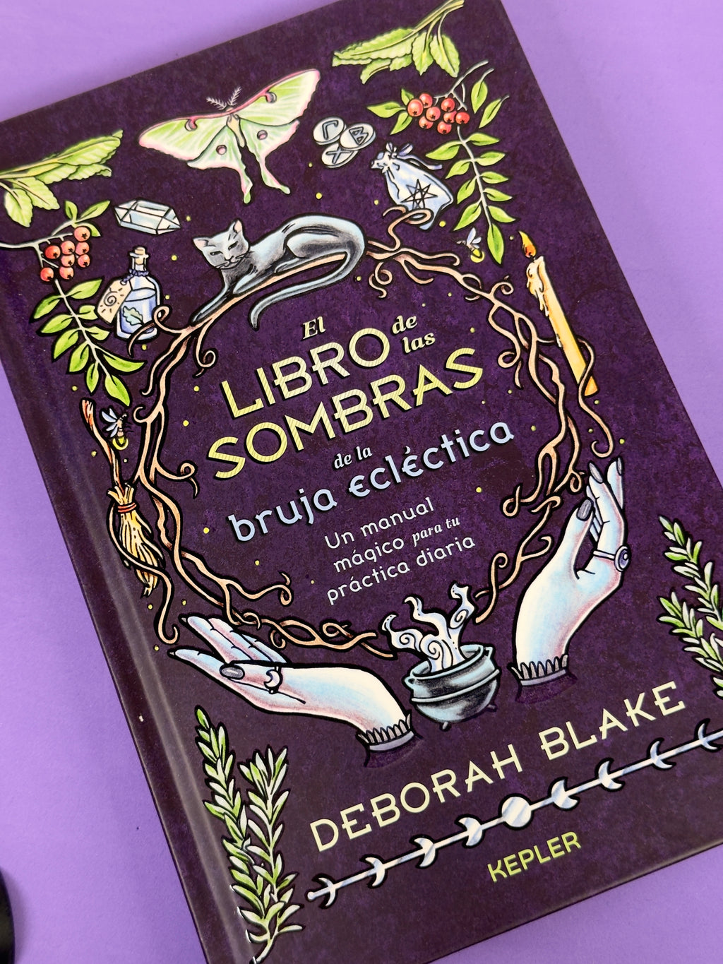 El Libro de las Sombras de la Bruja Ecléctica | Un Manual Mágico para la Práctica Diaria