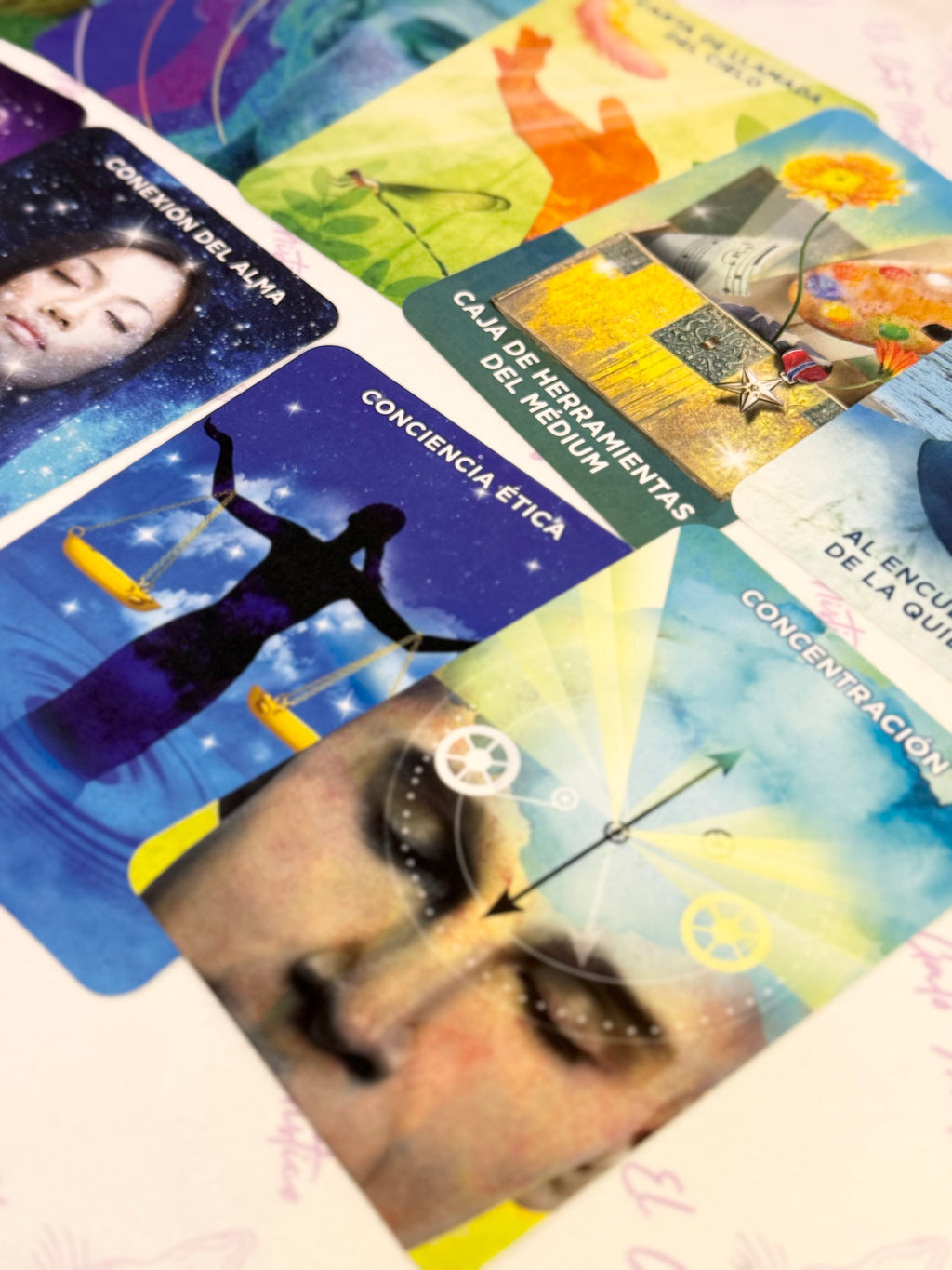 Oráculo de los Médiums | 50 cartas para desarrollar tu conexión con el más allá