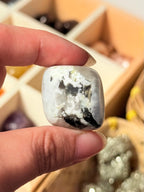 Cantos rodados Piedra Luna Arcoíris Turmalinada | Conexión Espiritual y Protección