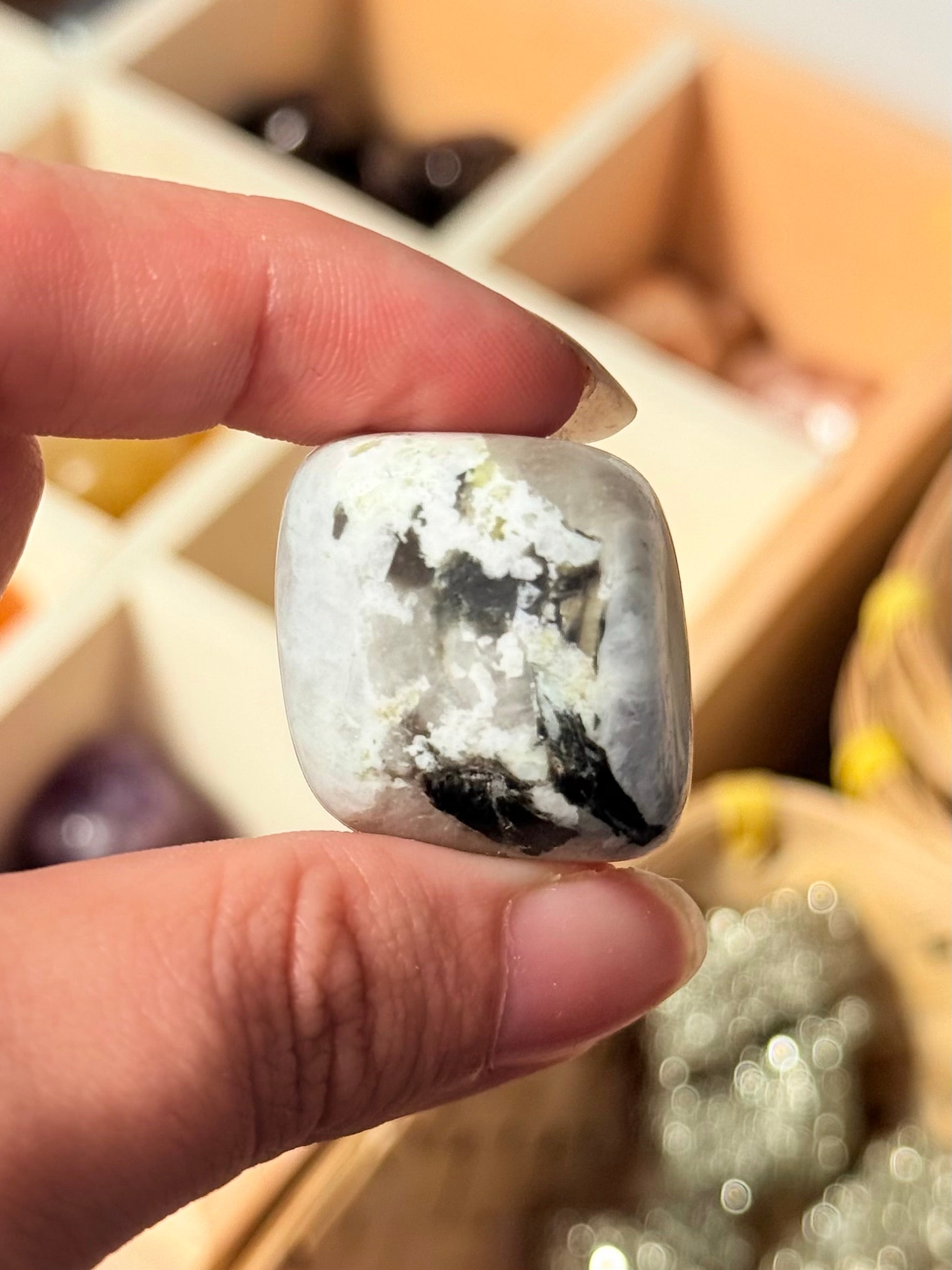 Cantos rodados Piedra Luna Arcoíris Turmalinada | Conexión Espiritual y Protección