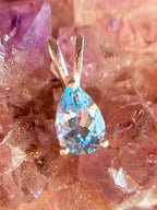 Colgante “Indira” de Topacio Azul en Plata de Ley 925 | Claridad y Propósito