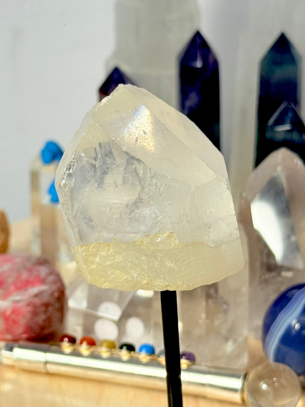 Punta de Cuarzo Cristal Semipulido con Peana | Claridad y Energía Maestra | Pieza Única