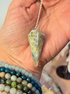 Péndulo facetado Prehnita | El Vínculo con la Sanación Interior