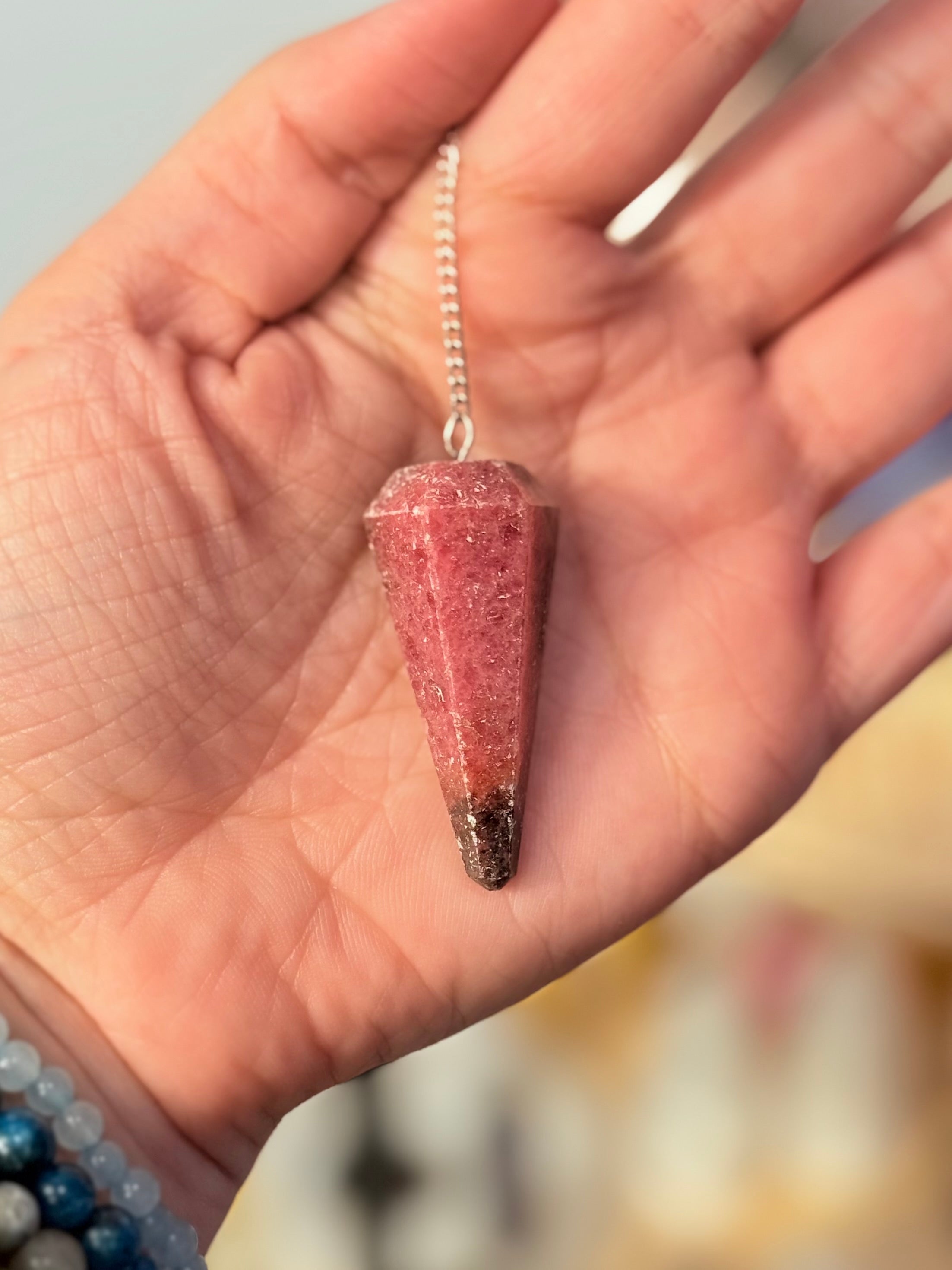 Péndulo facetado Rodonita | Conexión Emocional y Sanación del Corazón