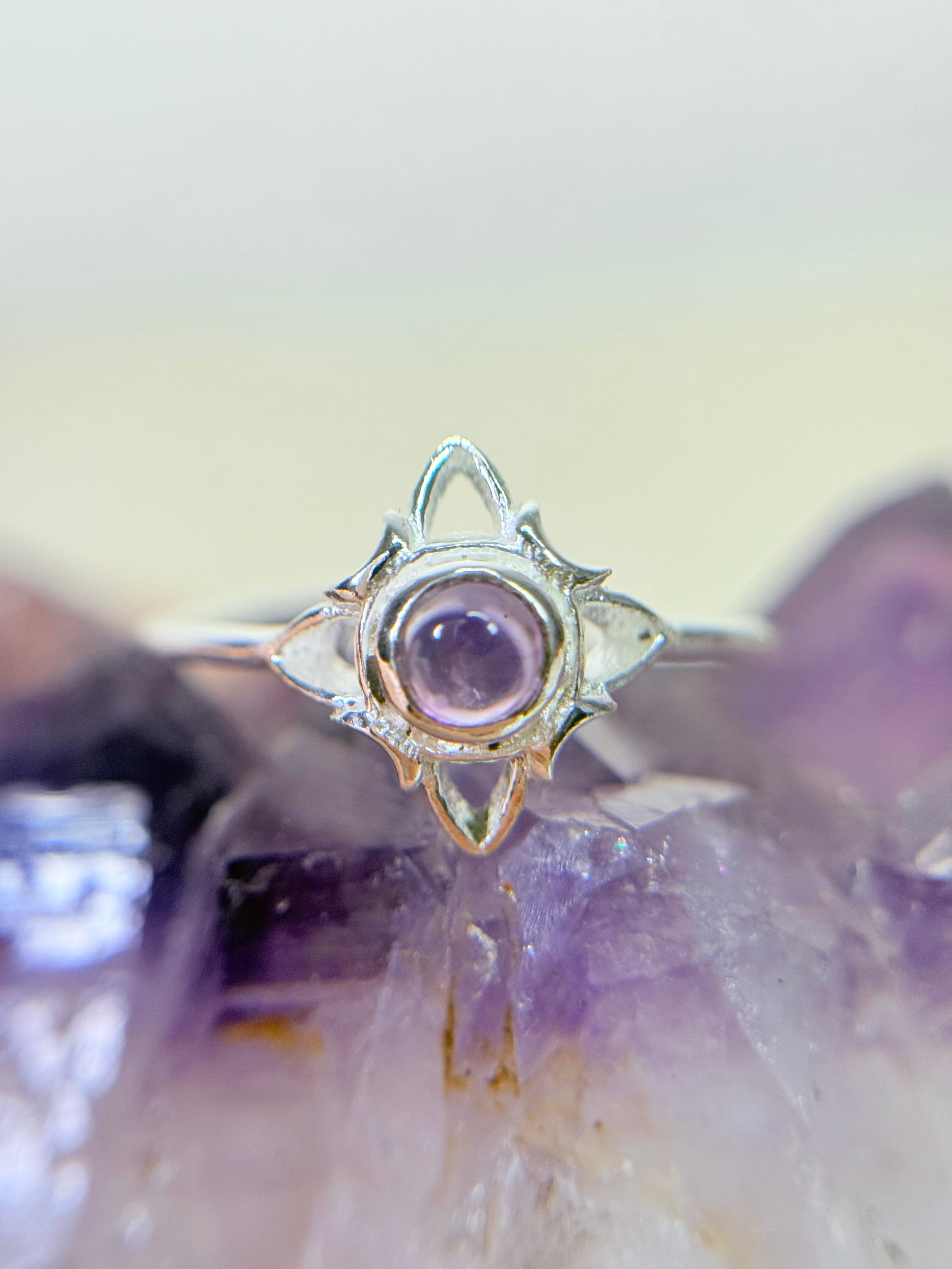 Anillo ajustable Nudo de Bruja en Plata de Ley con Amatista