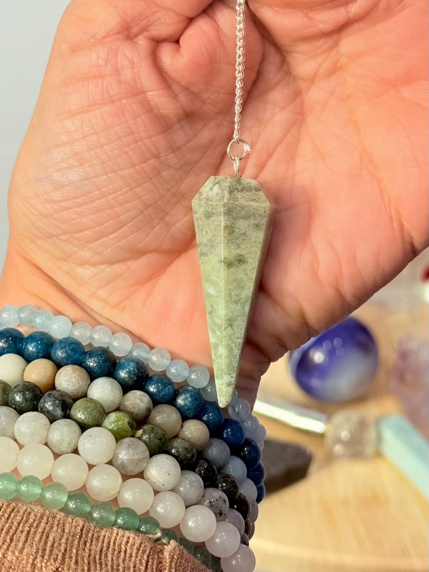 Péndulo facetado Serpentina | Sanación y Equilibrio