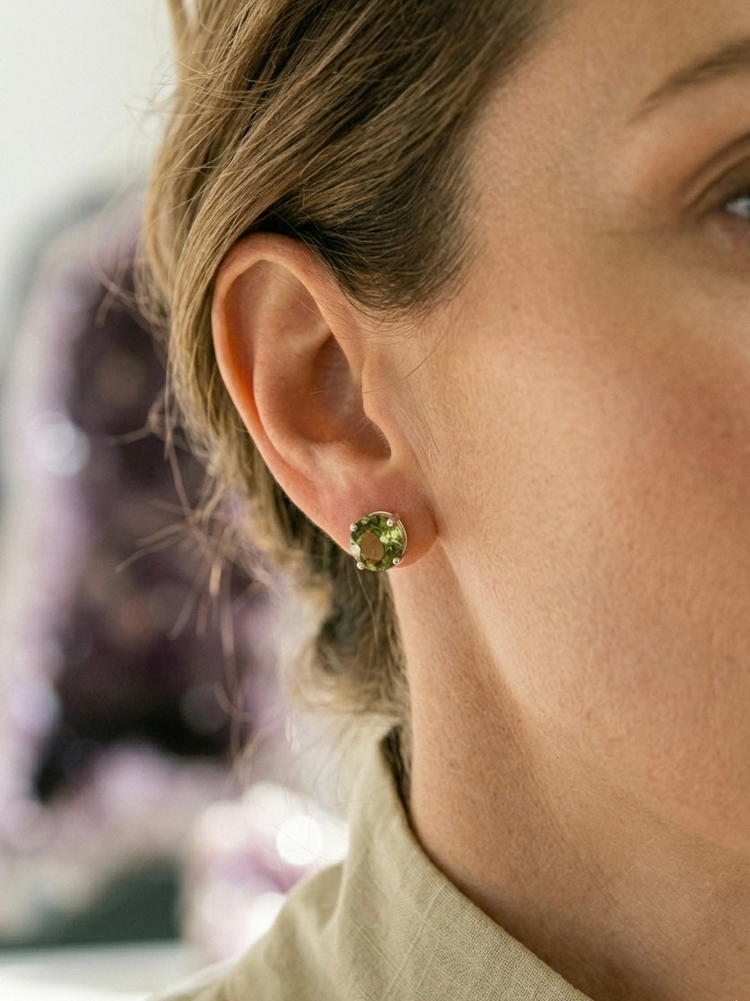 Pendientes “Aisha” de Moldavita en Plata de Ley 925 | Protección y Transformación