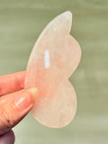Gua Sha Ala de Mariposa de Cuarzo Rosa | Estética y Amor Propio
