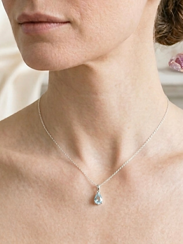 Colgante “Indira” de Topacio Azul en Plata de Ley 925 | Claridad y Propósito