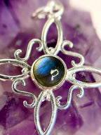 Colgante Nudo de Bruja plata primera ley