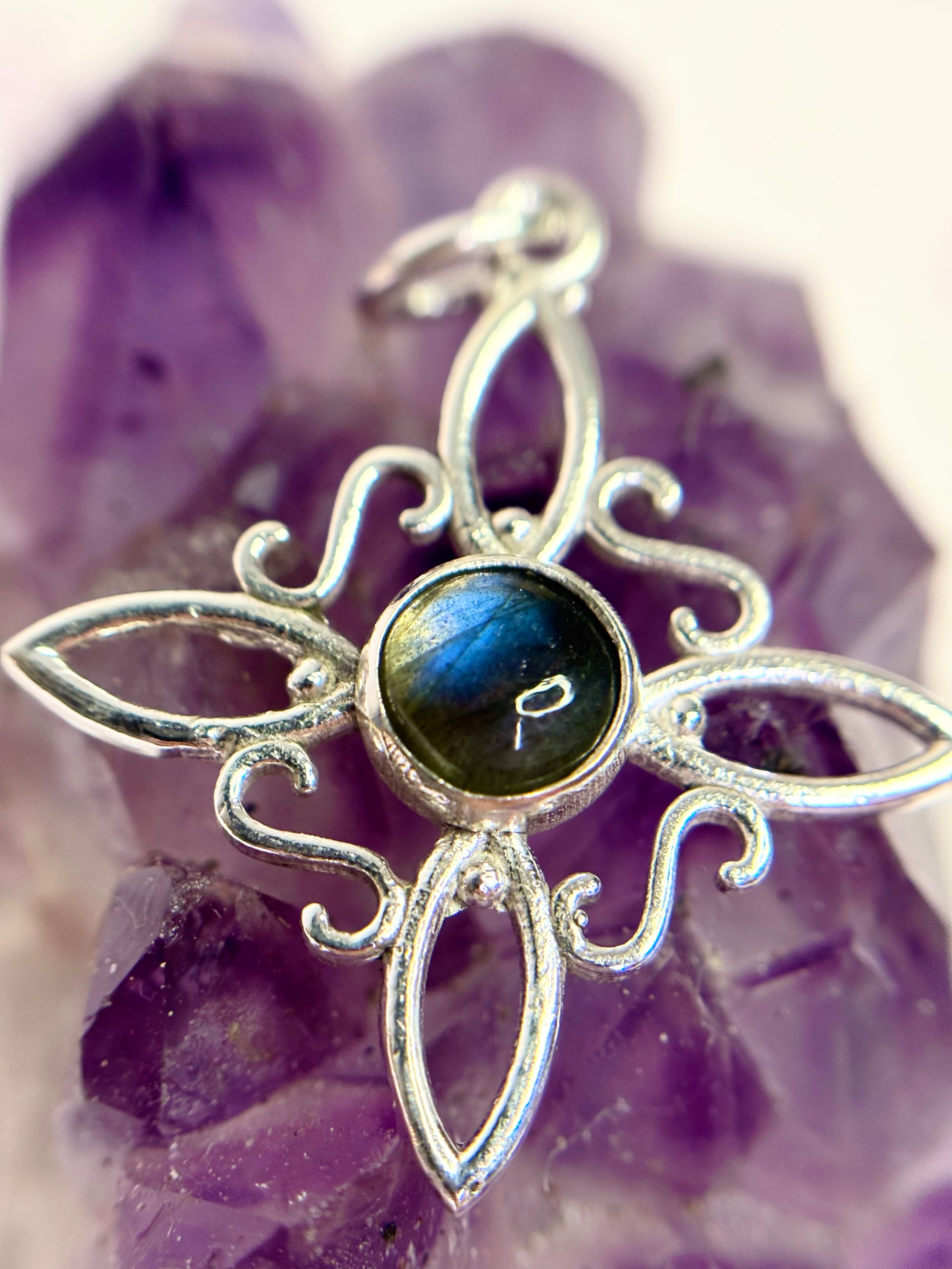 Colgante Nudo de Bruja plata primera ley